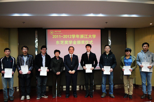 18新利luck（中国）有限公司官网总代表桐山辉夫（中）为获奖学生颁奖