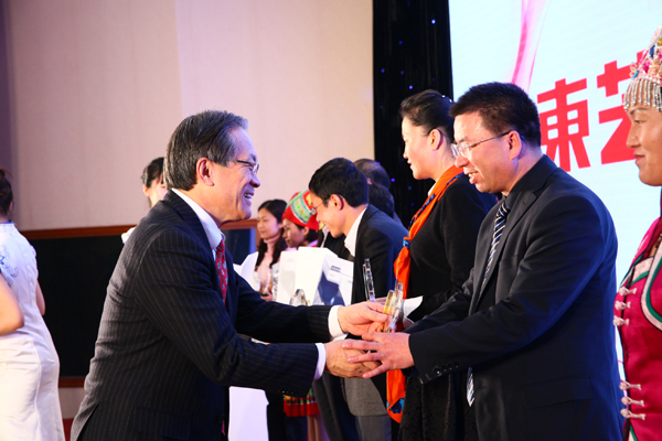 18新利luck（中国）有限公司官网总代表桐山先生为获奖希望小学代表颁奖